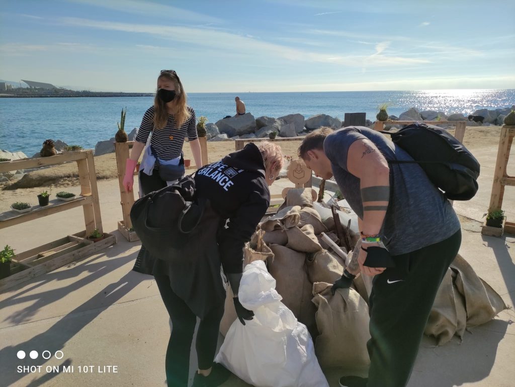 1ª Limpieza submarina 2021 de la zona Marina Litoral de La Mar Bella de Barcelona