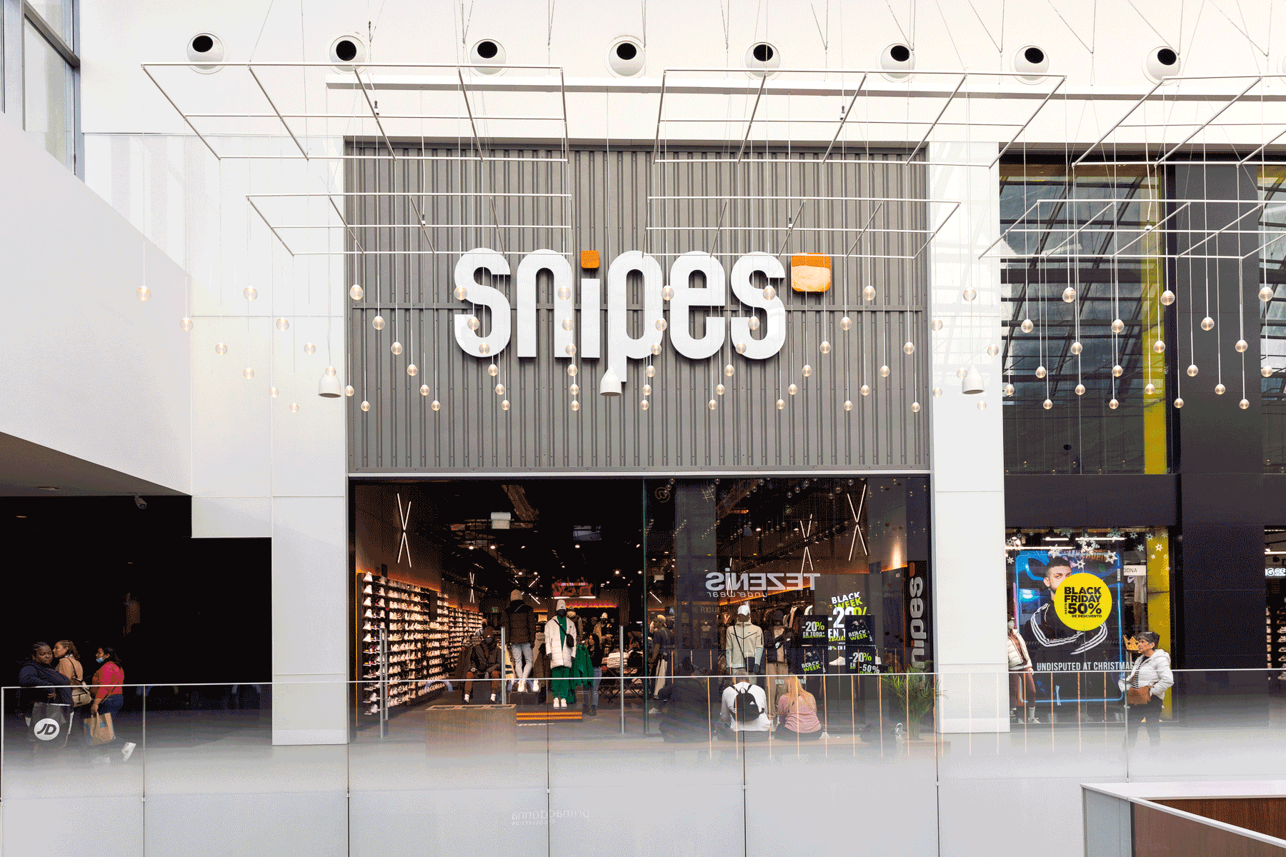 Diagonal Mar acoge la Concept Store de Snipes