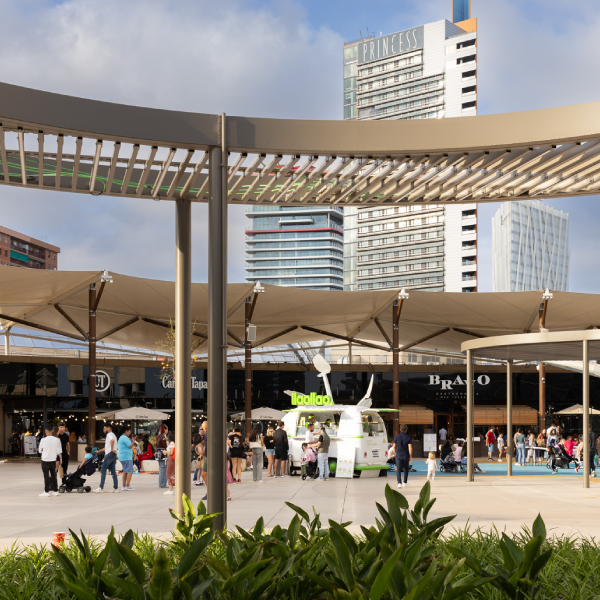 Vista panorámica de La Terrassa del Mar con terrazas y restaurantes en Diagonal Mar