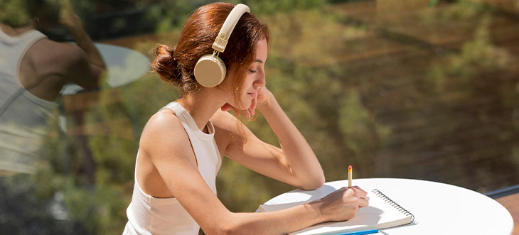 Planes slow de verano: podcasts, paseo y bienestar cerca del mar
